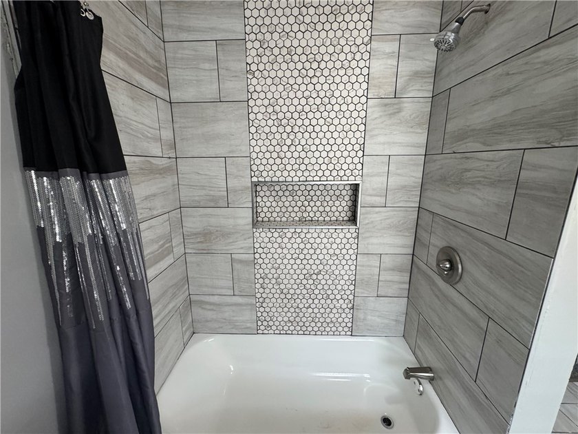 Welcome home to this beautifully remodeled 3 bedroom, 1 bathroom - photo 30