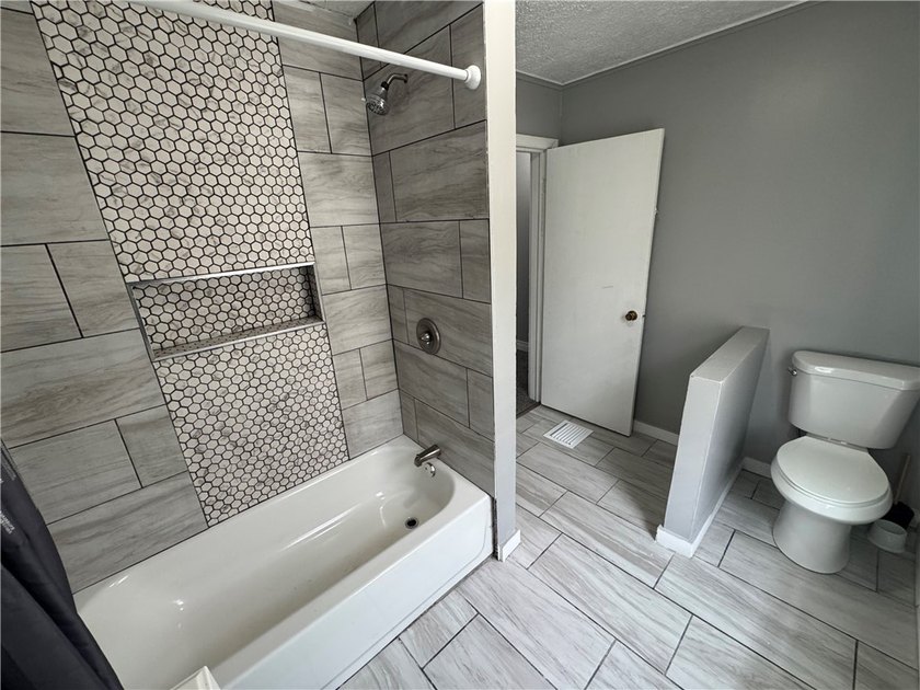 Welcome home to this beautifully remodeled 3 bedroom, 1 bathroom - photo 31