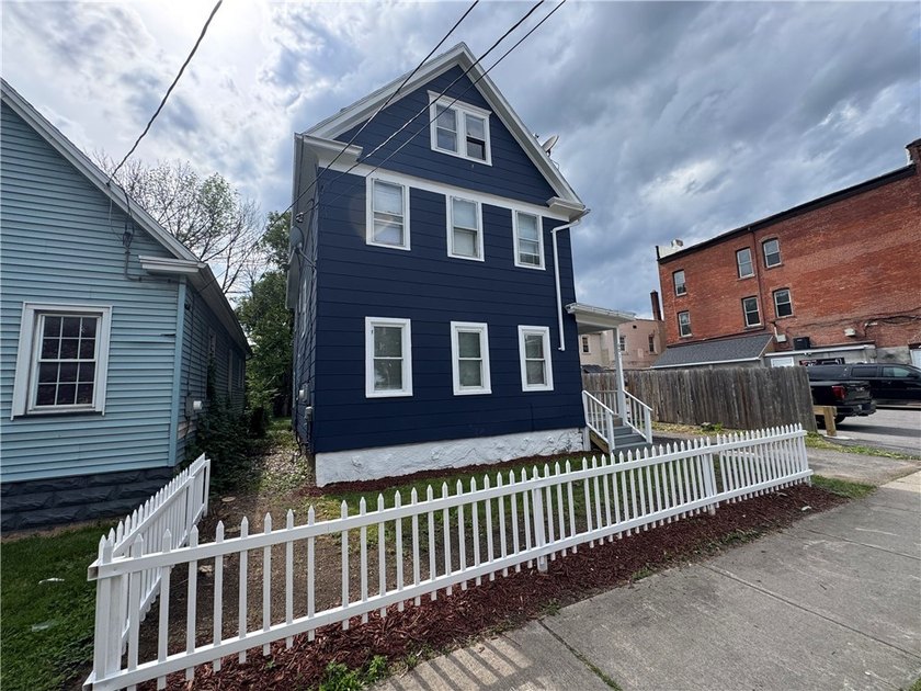 Welcome home to this beautifully remodeled 3 bedroom, 1 bathroom - photo 40