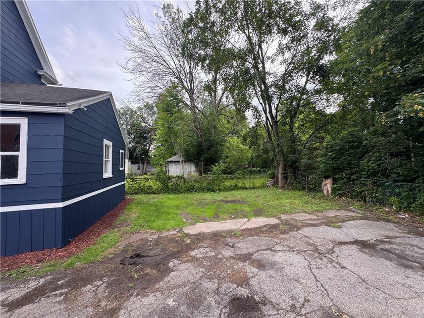 Welcome home to this beautifully remodeled 3 bedroom, 1 bathroom - photo 42