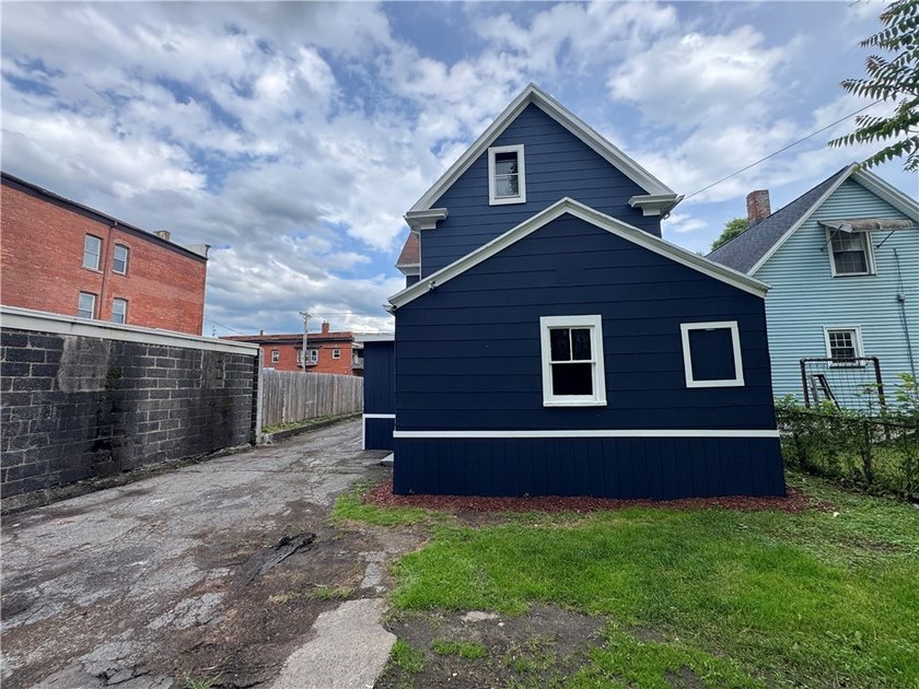 Welcome home to this beautifully remodeled 3 bedroom, 1 bathroom - photo 44