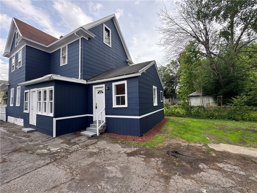 Welcome home to this beautifully remodeled 3 bedroom, 1 bathroom - photo 45