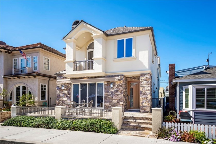 119 Opal Ave is nestled in the heart of beautiful Balboa Island - photo 3