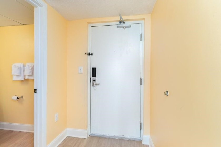Wake up to breathtaking ocean views from this stunning 2-bedroom - photo 4