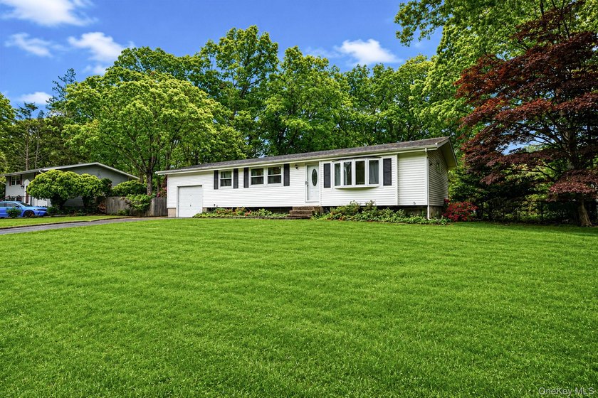 Lovingly maintained three bedroom home featuring an upgraded - photo 3