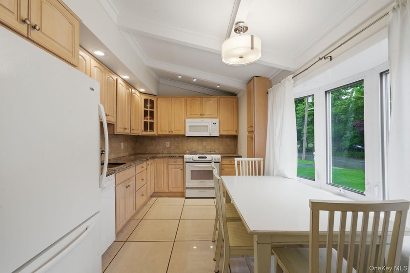 Lovingly maintained three bedroom home featuring an upgraded - photo 6