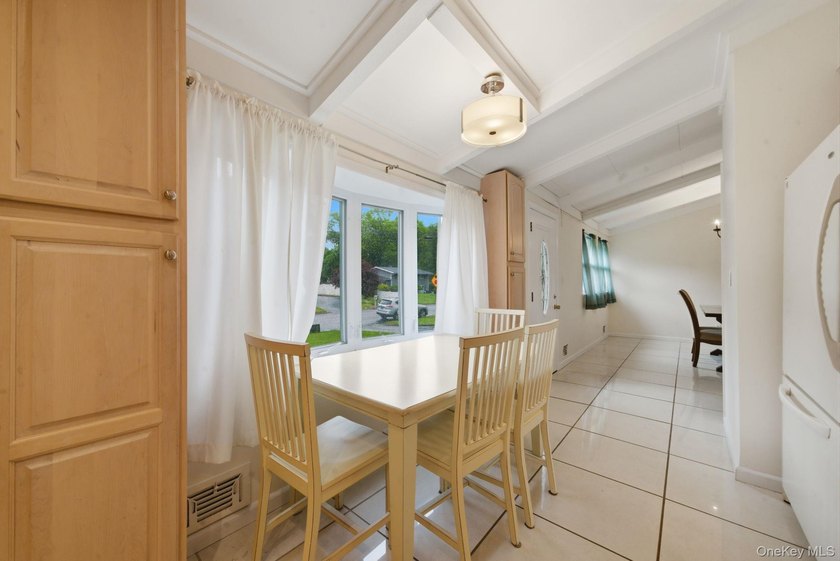 Lovingly maintained three bedroom home featuring an upgraded - photo 8
