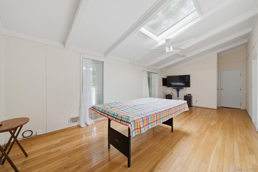 Lovingly maintained three bedroom home featuring an upgraded - photo 9