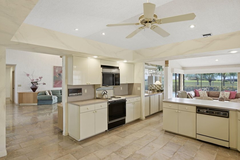 Premier golf course residence with pool on the 18th fairway - photo 21