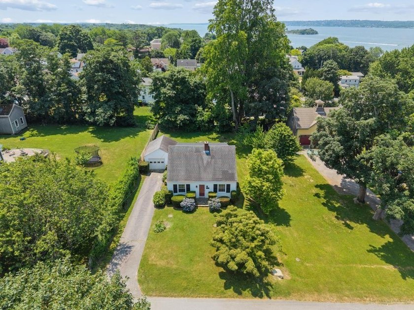 Charming Cape located in the desirable Stone Bridge area of - photo 3