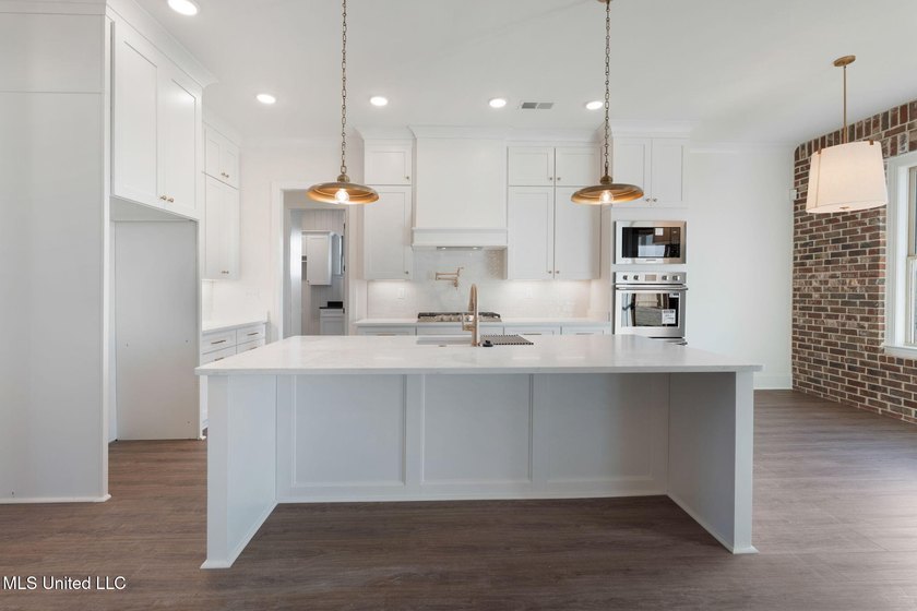 Custom-Built, Luxury NEW Construction on a 3/4 Acre Lot with new - photo 12