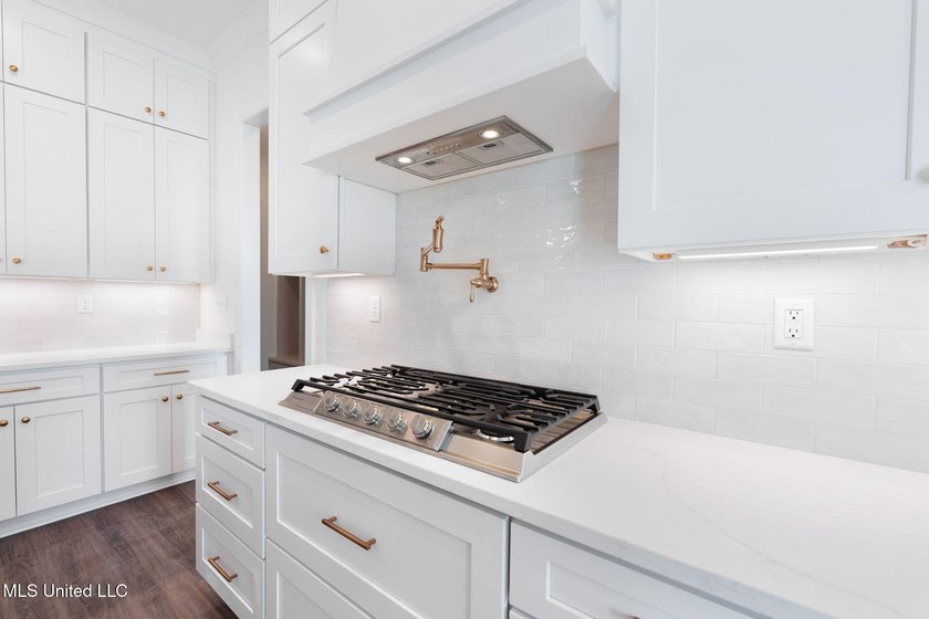 Custom-Built, Luxury NEW Construction on a 3/4 Acre Lot with new - photo 14