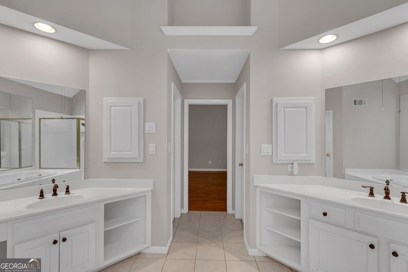 Welcome home to this beautifully maintained 3-sided brick ranch - photo 24