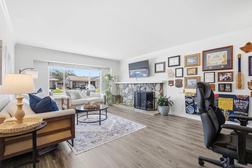 Welcome to this beautifully renovated 4-bedroom, 2-bath home - photo 4