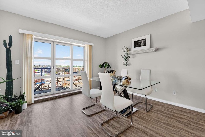 High floor Scarlett Place 2BR/BA condo, offers luxury waterfront - photo 9