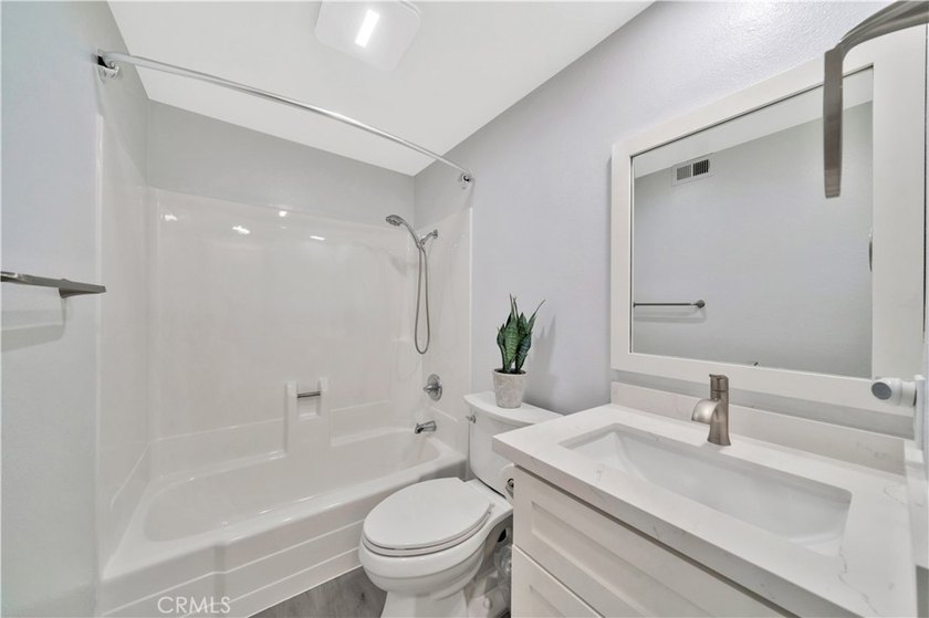 Fully remodeled 3 bedroom with attached large office/bedroom off - photo 15