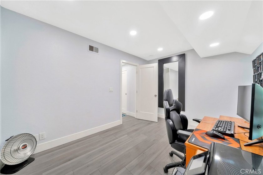 Fully remodeled 3 bedroom with attached large office/bedroom off - photo 20
