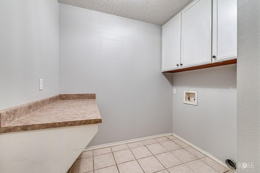 Welcome home to this well-priced 3 bedroom, 2 bath gem in - photo 20