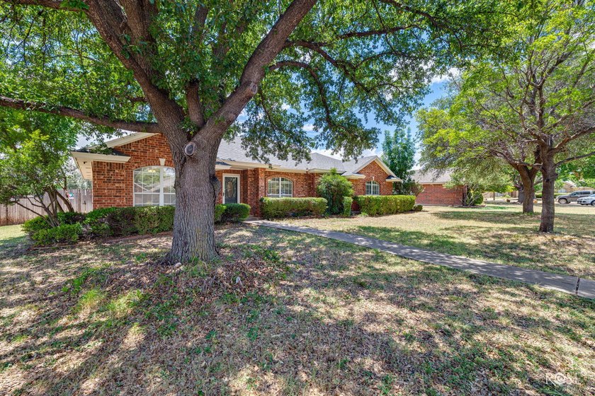 Welcome home to this well-priced 3 bedroom, 2 bath gem in - photo 27