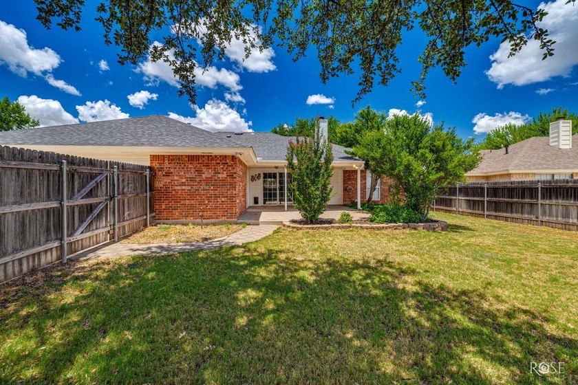 Welcome home to this well-priced 3 bedroom, 2 bath gem in - photo 28