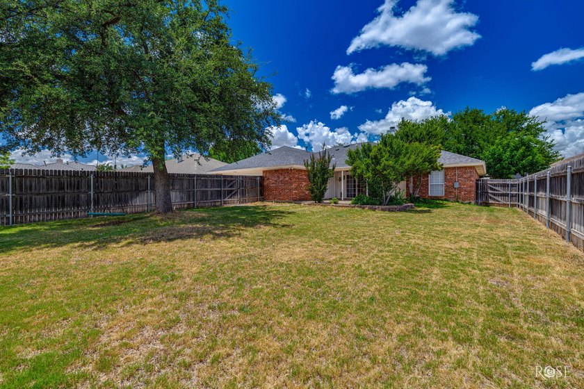 Welcome home to this well-priced 3 bedroom, 2 bath gem in - photo 31