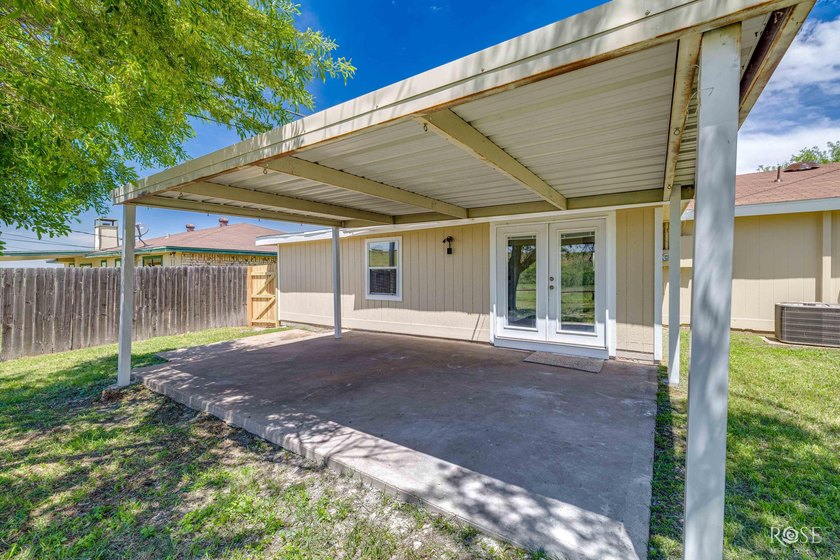 Welcome home to this beautifully updated 4-bedroom, 2-bath - photo 18