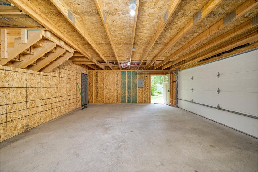 YOUR CHANCE TO STILL ENJOY A SEASONAL LAKESHORE HOME BEFORE - photo 7