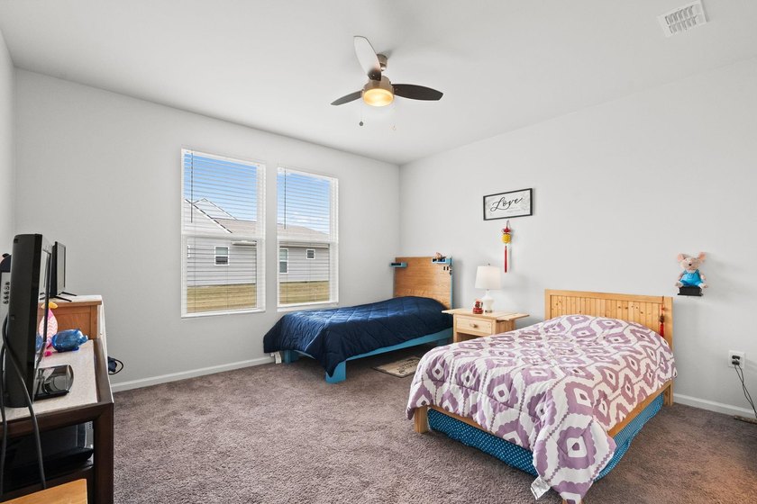 CORNER LOT - POND VIEW HOME - WITH EXTRA PRIVACY. This 2 bed, 2 - photo 9