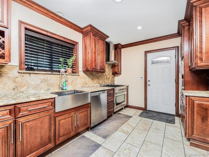 Welcome to 199 W 179th St in the Morris Heights section of The - photo 12