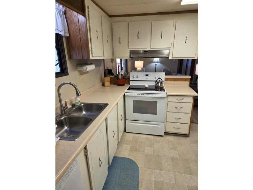 NEW LISTING ALERT. Very spacious 3 bedroom and 2 bath property - photo 19