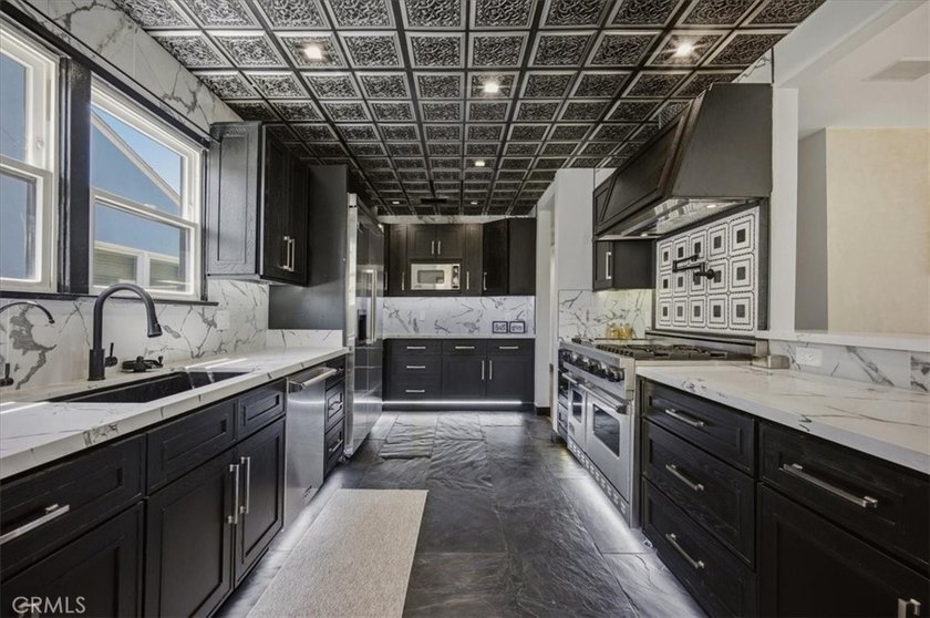 RARE 500 Sq Ft PRIMARY SUITE! Price Improvement! Refreshed and - photo 3
