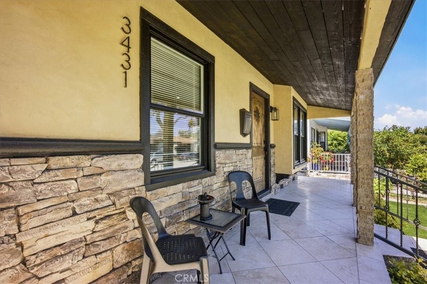 RARE 500 Sq Ft PRIMARY SUITE! Price Improvement! Refreshed and - photo 9