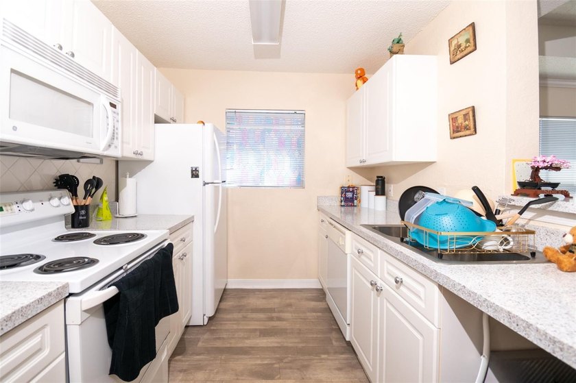 Welcome to this top-floor 1-bedroom, 1-bathroom condo in the - photo 3