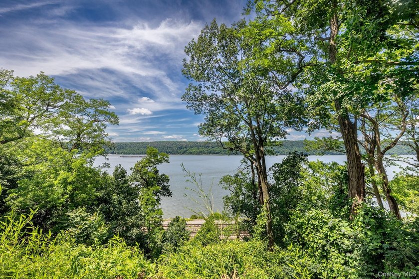 Exciting Exclusive 2 Bedroom, 2 Bathroom! Spectacular apartment - photo 4