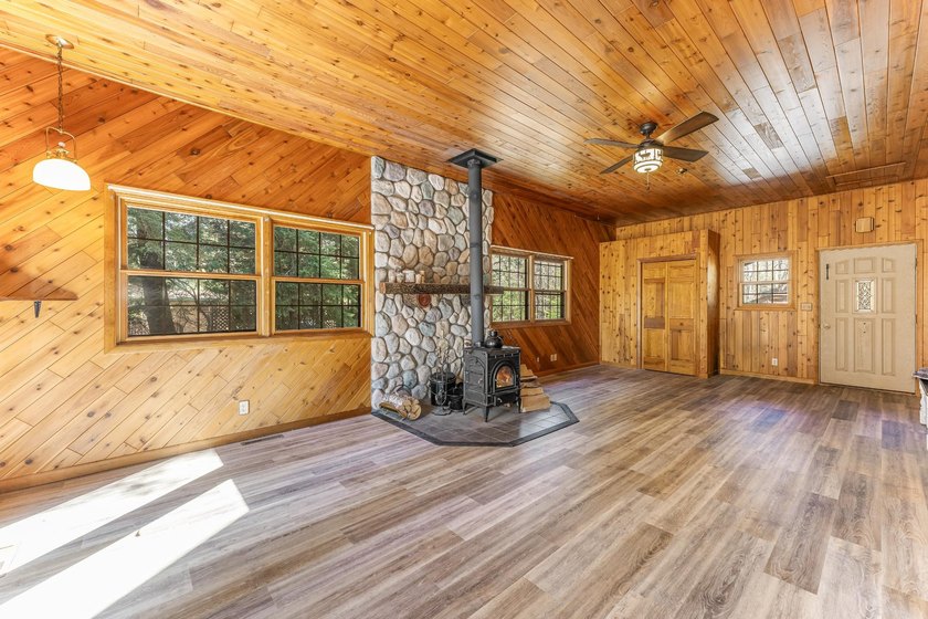 Exquisitely renovated, south-facing chalet-style lakefront - photo 7