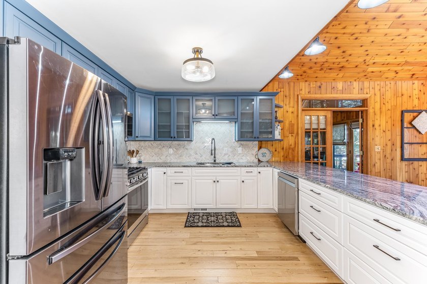 Exquisitely renovated, south-facing chalet-style lakefront - photo 9
