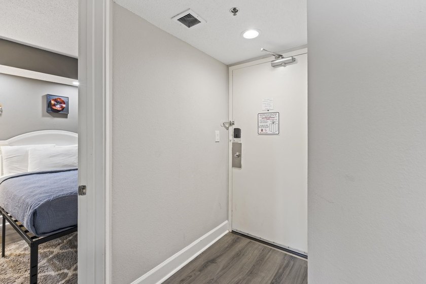 Completely remodeled from top to bottom at the end of 2023, this - photo 3