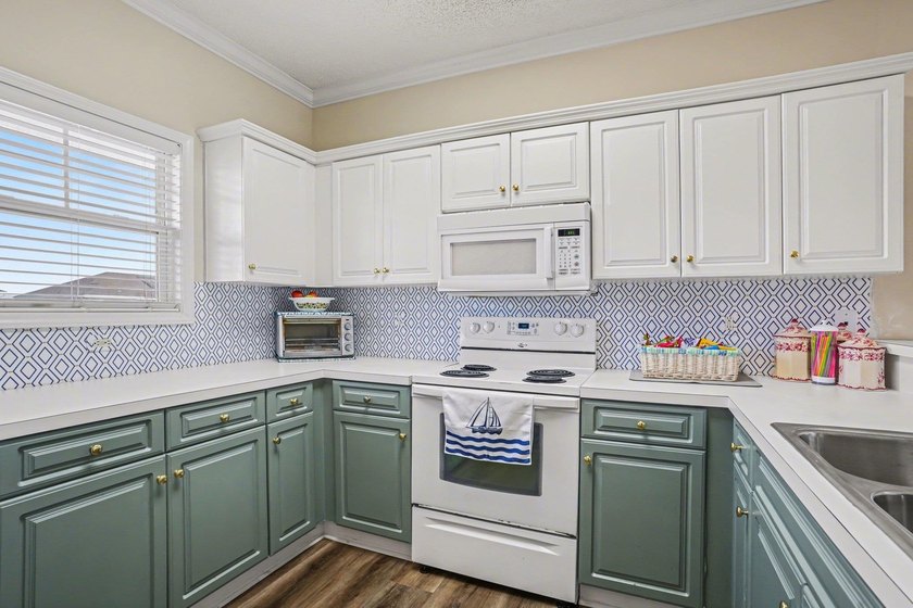 Welcome to your beautiful 2 bedroom, 2 bath spacious condo - photo 2