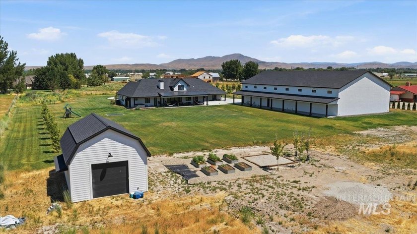 Experience 5 acres of space and a custom-built residence - photo 29