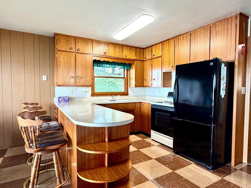 Enjoy the timeless charm of lake life at this nostalgic retreat - photo 8