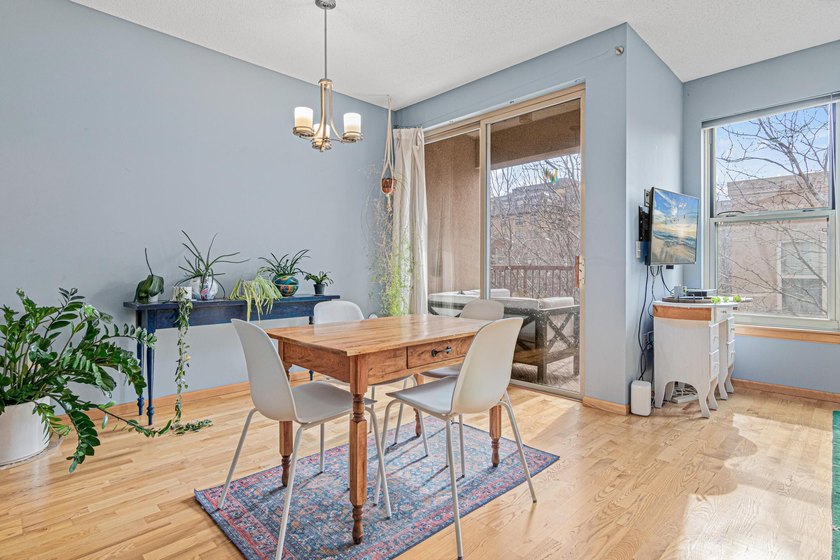 Experience elevated North Loop living in this stunning top-floor - photo 12