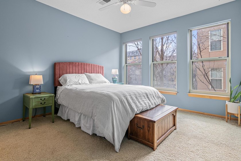 Experience elevated North Loop living in this stunning top-floor - photo 15