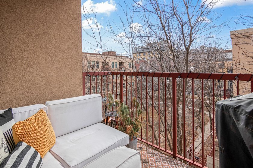 Experience elevated North Loop living in this stunning top-floor - photo 18