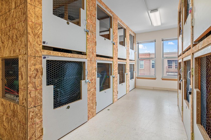 Experience elevated North Loop living in this stunning top-floor - photo 20