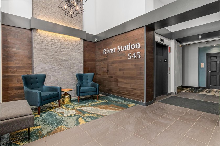 Experience elevated North Loop living in this stunning top-floor - photo 22