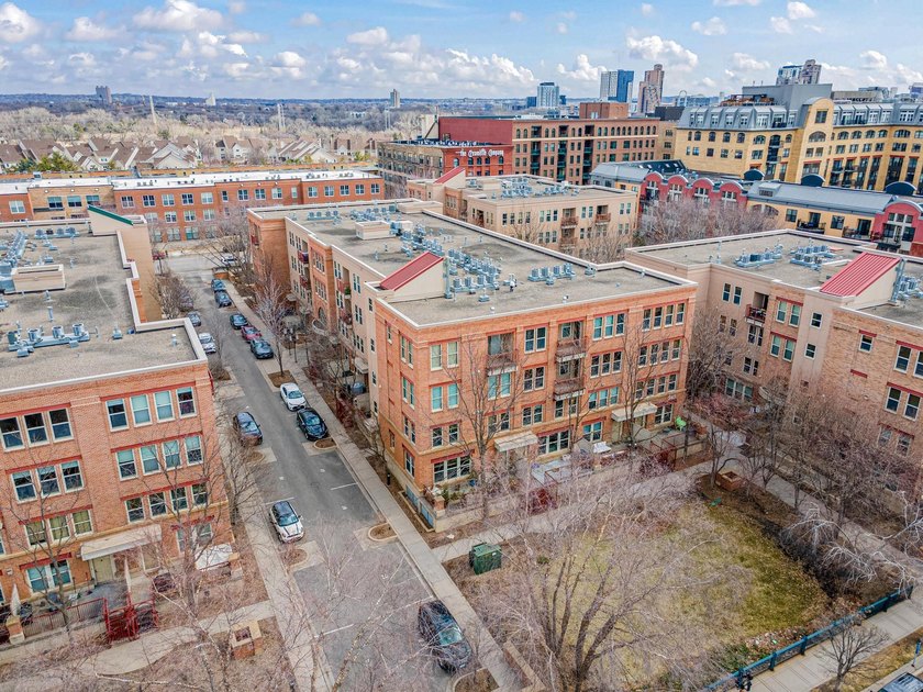 Experience elevated North Loop living in this stunning top-floor - photo 24