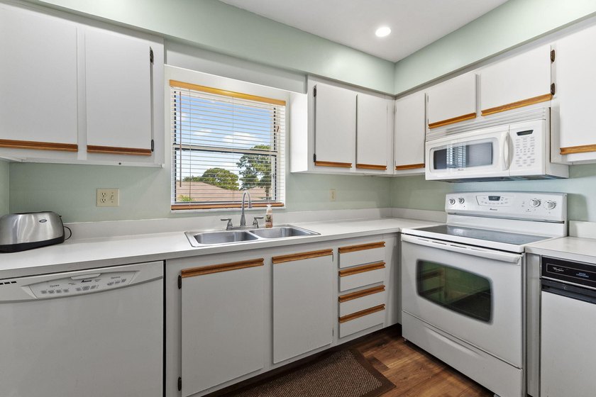 Beautiful second floor end unit located in the guard gated High - photo 11