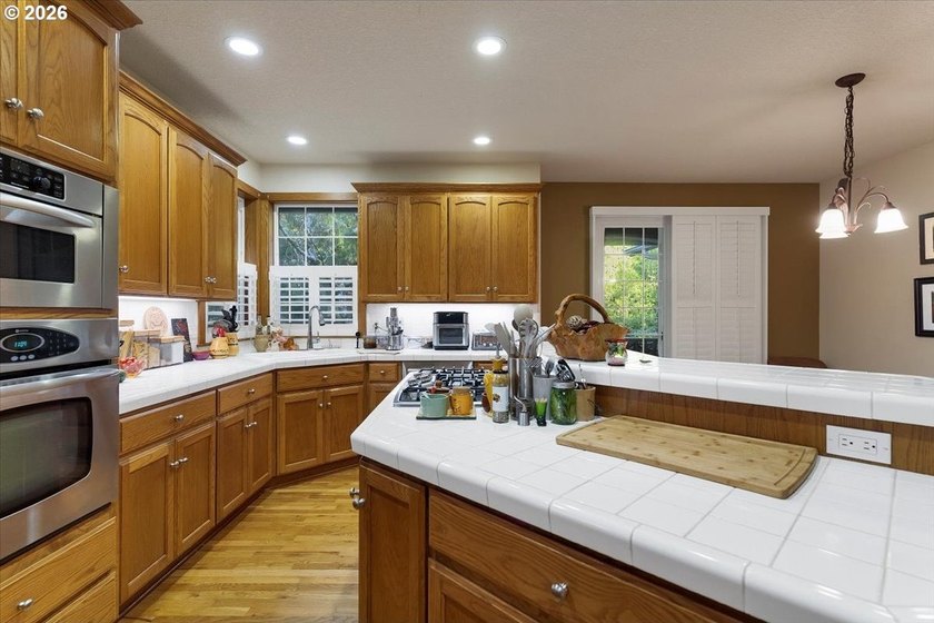 Custom built single level home with vaulted ceilings, gas - photo 11