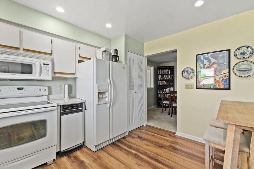 Beautiful second floor end unit located in the guard gated High - photo 12