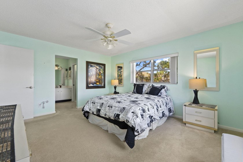 Beautiful second floor end unit located in the guard gated High - photo 13